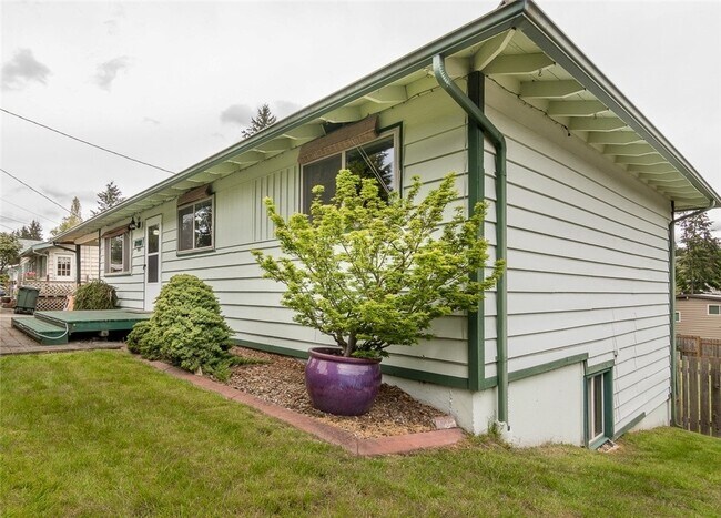 18401 73rd Ave W, Unit 1 in Edmonds, WA - Foto de edificio - Building Photo