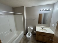 1249 Pike St, Unit Apartment in Milton, WV - Foto de edificio - Building Photo