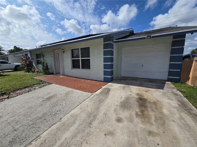 6226 Wauconda Way W in Greenacres, FL - Building Photo - Building Photo