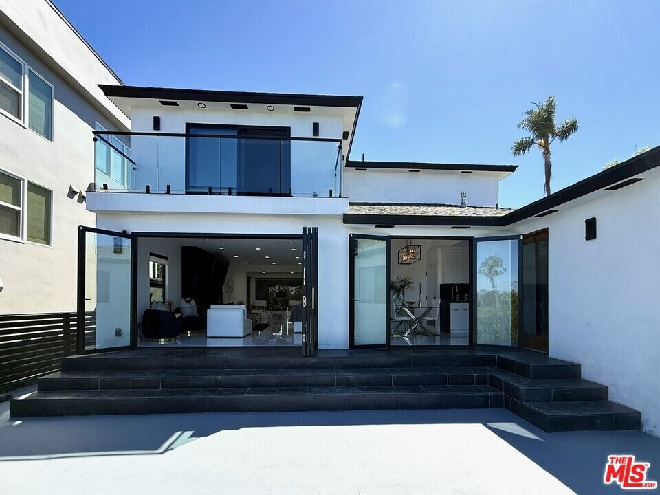 3845 Olympiad Dr in Los Angeles, CA - Building Photo