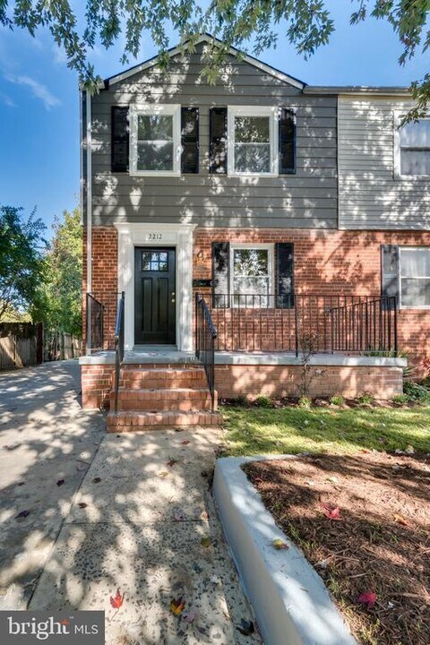 2212 Arlington Terrace in Alexandria, VA - Building Photo
