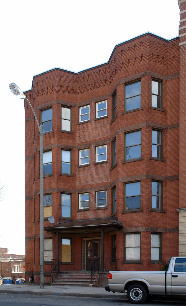 Holyoke Portfolio in Holyoke, MA - Foto de edificio - Building Photo