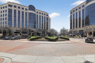 4620 Piedmont Row Dr in Charlotte, NC - Foto de edificio - Building Photo