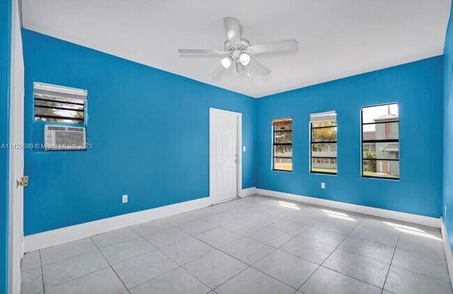 613 Sharar Ave-Unit -2 in Opa Locka, FL - Building Photo - Building Photo