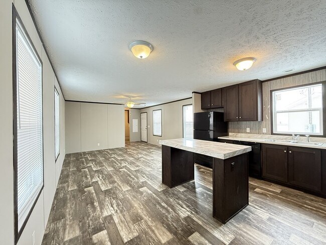 10610 State Rte 762 in Lockbourne, OH - Foto de edificio - Building Photo