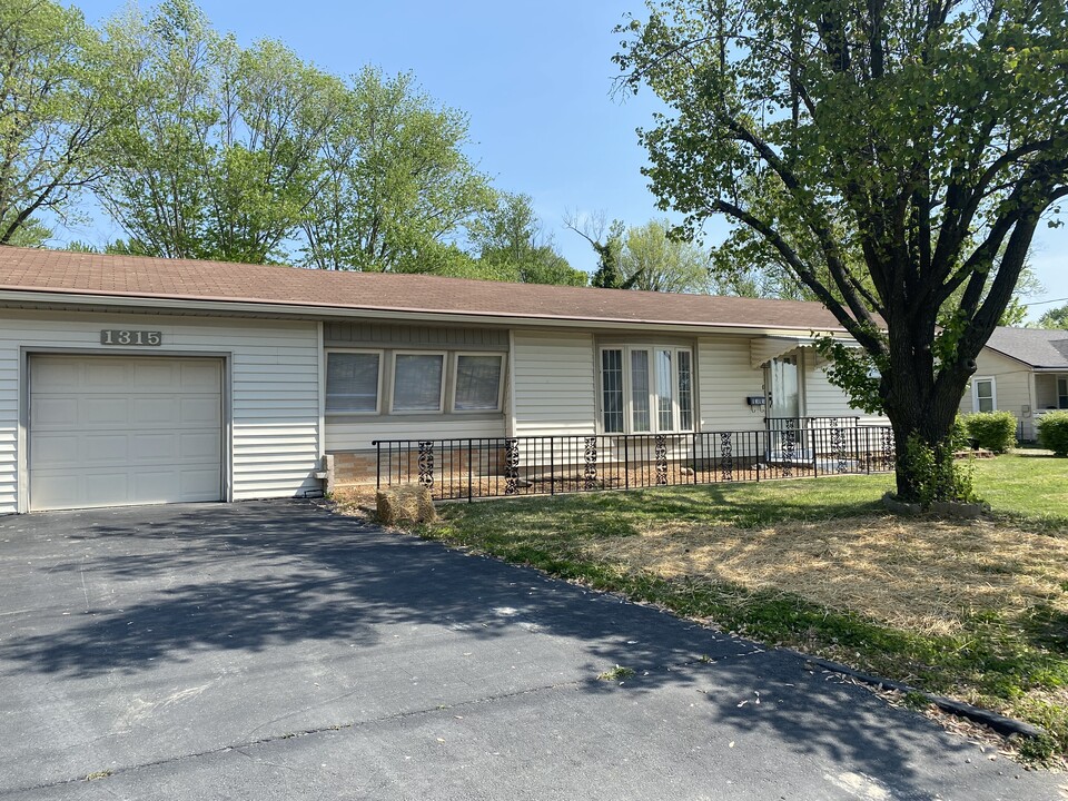 1315 Thornton St in Pacific, MO - Building Photo