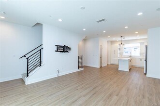 10736 Bloomfield St in Toluca Lake, CA - Building Photo - Building Photo