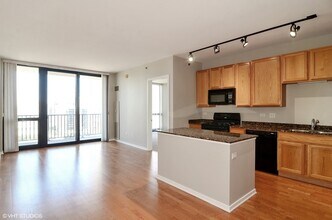 210 S Desplaines St, Unit 1407 in Chicago, IL - Building Photo - Building Photo