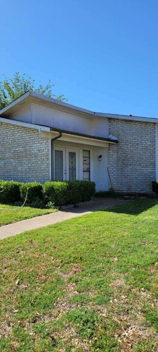 10230 White Elm Rd in Dallas, TX - Building Photo