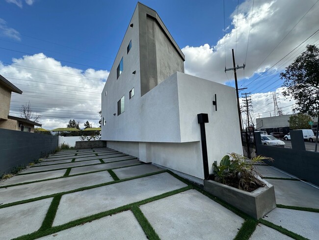 property at 10627 Hatteras St