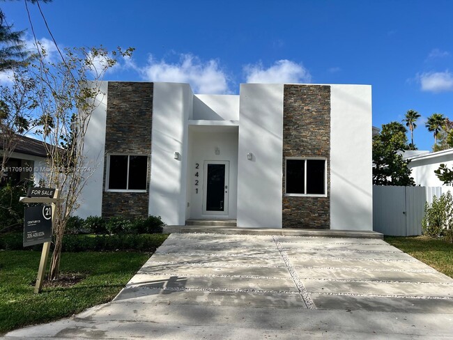 2421 NW 23rd Ln in Fort Lauderdale, FL - Foto de edificio - Building Photo