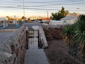 2214 Montana Ave, Unit 3 in El Paso, TX - Foto de edificio - Building Photo