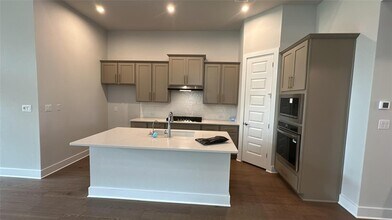 8208 Bouvreuil Dr in Austin, TX - Building Photo - Building Photo