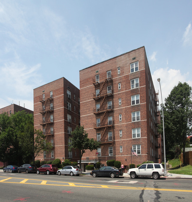 Holliswood Apartments in Hollis, NY - Foto de edificio - Building Photo