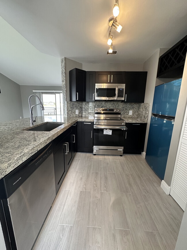 3405 NW 44th St in Lauderdale Lakes, FL - Building Photo - Building Photo