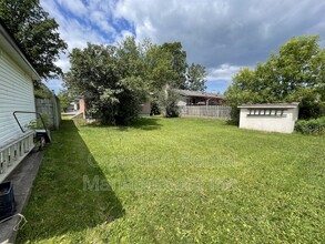 3304 Sifton Ave in Thunder Bay, ON - Building Photo - Building Photo
