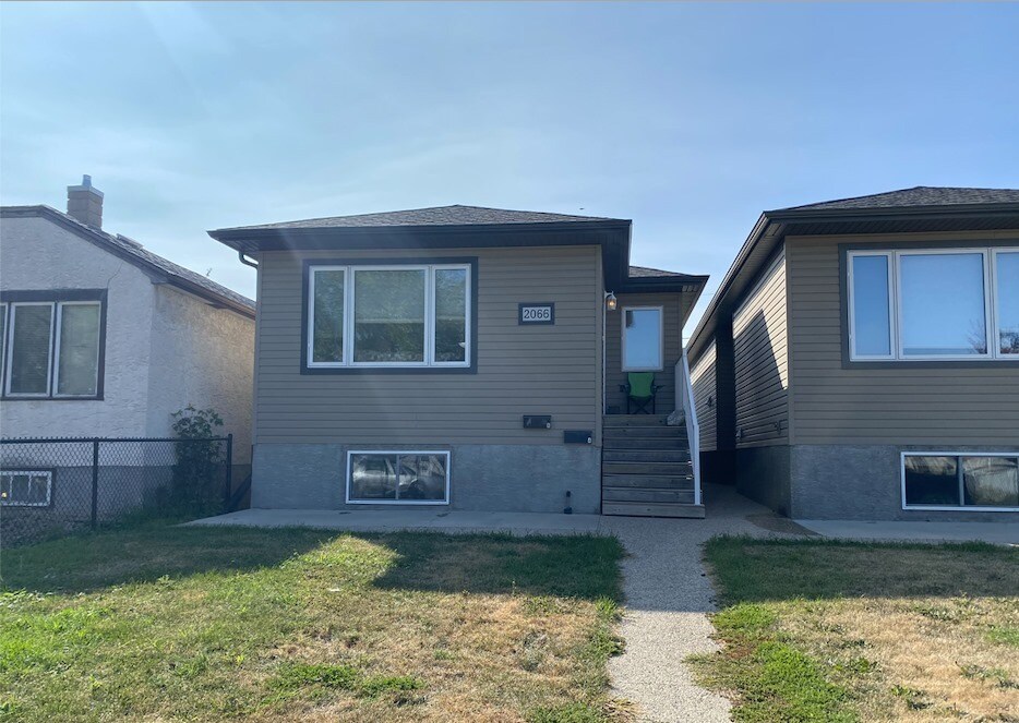 2066 Elliott St in Regina, SK - Building Photo