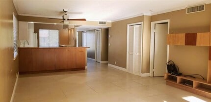 331 Lakeview Dr, Unit 206 in Weston, FL - Building Photo - Building Photo