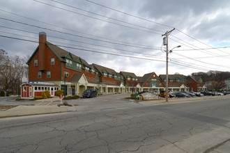 Heritage Place in Woonsocket, RI - Foto de edificio - Building Photo