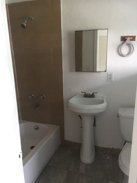 1049 NW 95th St in Miami, FL - Building Photo