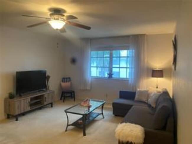 1821 NE 62nd St, Unit 327 in Fort Lauderdale, FL - Foto de edificio - Building Photo