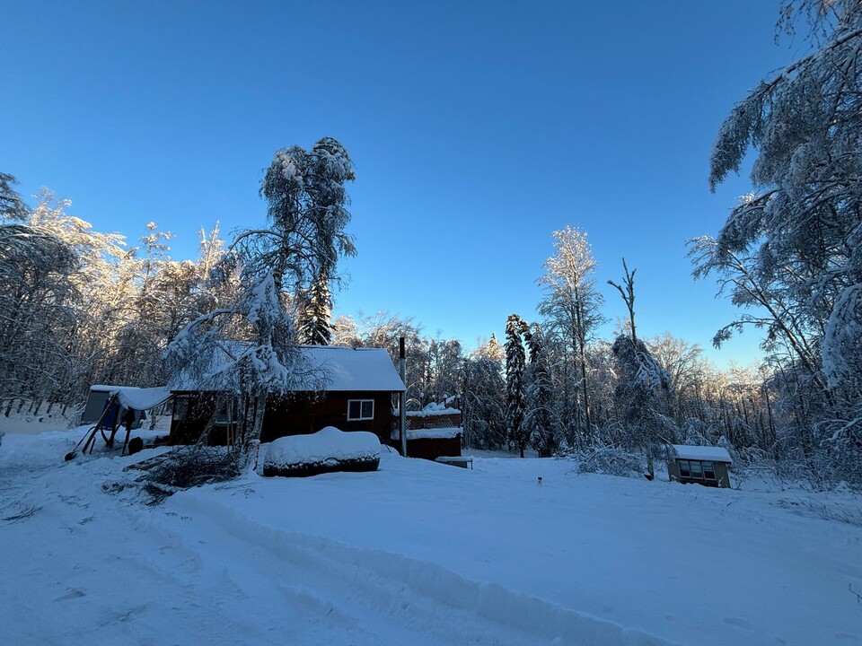 2101 Clifden Rd in Fairbanks, AK - Building Photo