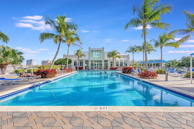 300 S Australian Ave in West Palm Beach, FL - Foto de edificio - Building Photo