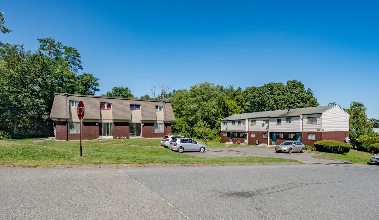 Villagewood Apartments in Waterbury, CT - Building Photo