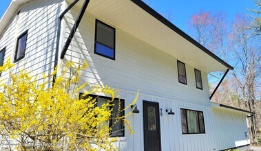 90 Van Dale Rd in Woodstock, NY - Building Photo - Building Photo