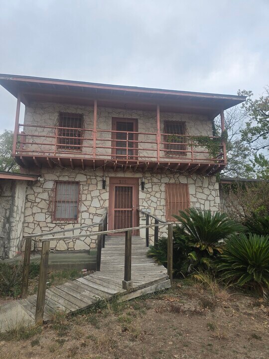 3251 W Woodlawn Ave in San Antonio, TX - Foto de edificio