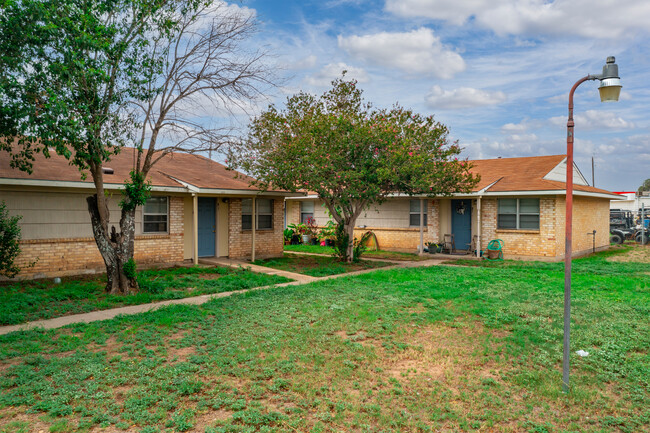 Crest View Apartments in Poteet, TX - Foto de edificio - Building Photo