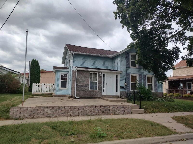 211 N Jackson Ave in Polo, IL - Building Photo