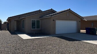7815 E 44th Ln in Yuma, AZ - Building Photo