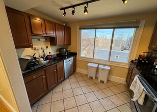 208 Holland St, Unit 2 in Somerville, MA - Foto de edificio - Building Photo