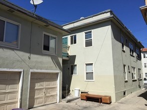 1042 E Broadway in Long Beach, CA - Building Photo - Building Photo