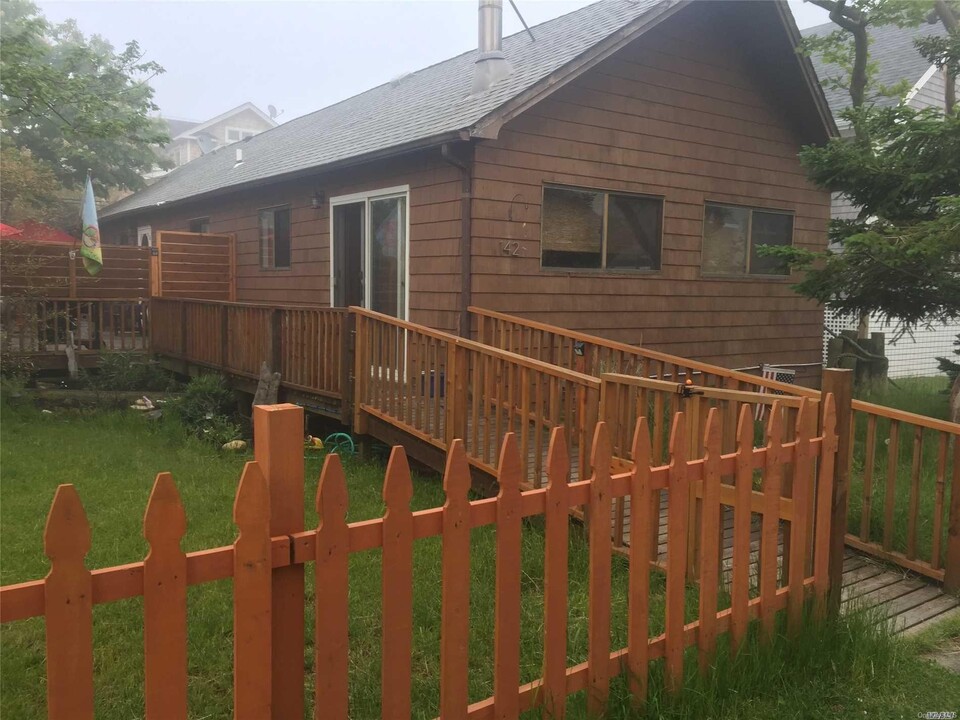 142 Bungalow Ln in Ocean Beach, NY - Building Photo