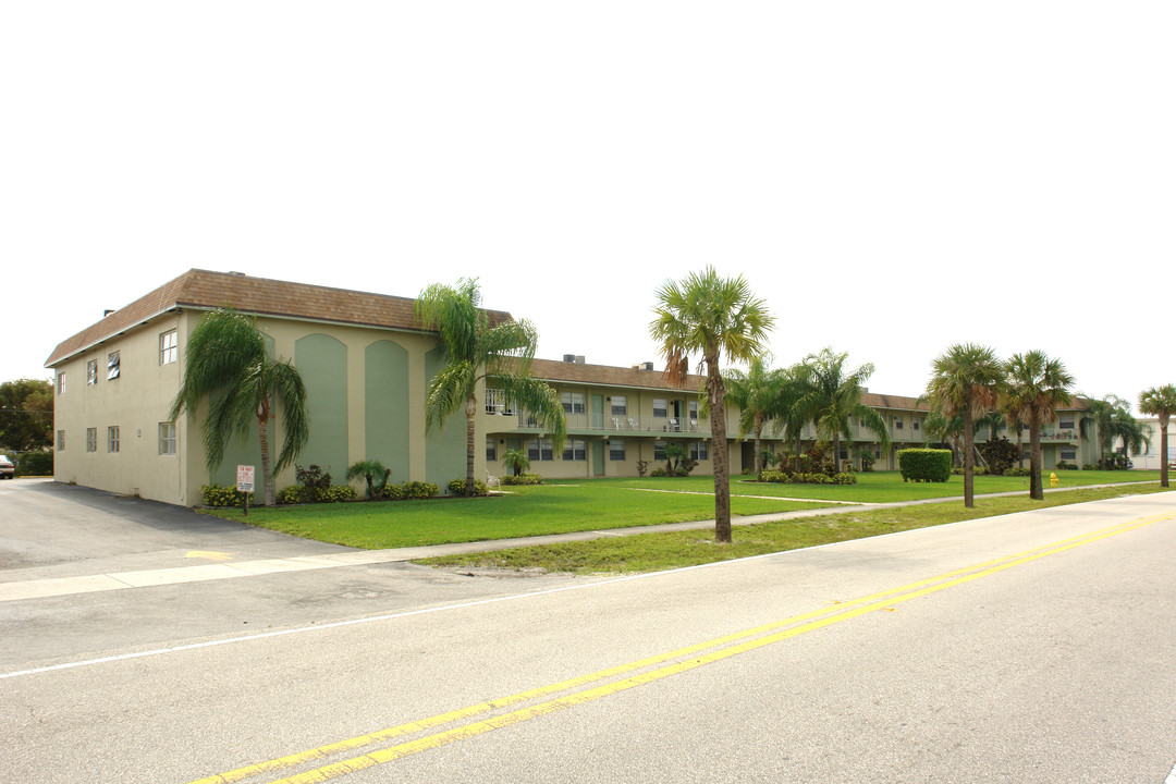 Broadway Apartments in Lantana, FL - Building Photo