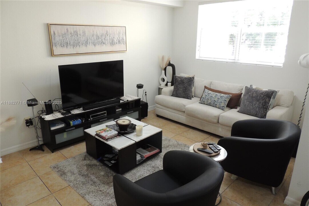 8899 NW 107 Ct in Doral, FL - Building Photo