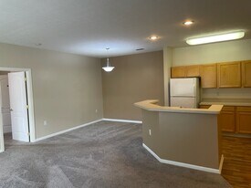 850 Hidden Ridge Ct, Unit 201 in South Park, PA - Building Photo