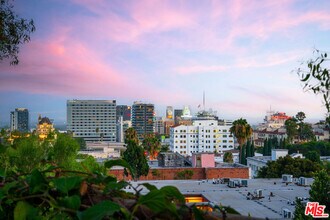 6239 Holly Mont Dr in Los Angeles, CA - Building Photo - Building Photo