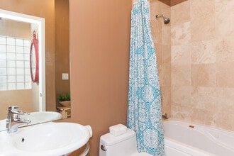 928 N Wood St, Unit 3 in Chicago, IL - Building Photo - Building Photo