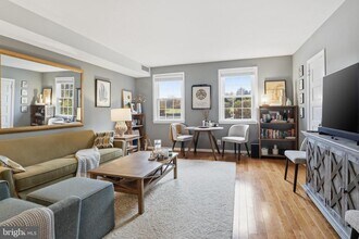 7 Russell Rd in Alexandria, VA - Building Photo - Building Photo