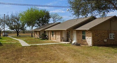 711 N Sigrid Ave in Hebbronville, TX - Building Photo - Building Photo