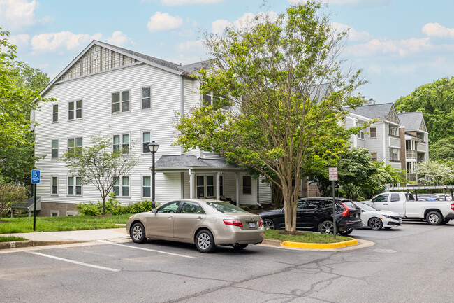 Lafayette Forest Condominiums in Annandale, VA - Foto de edificio - Building Photo