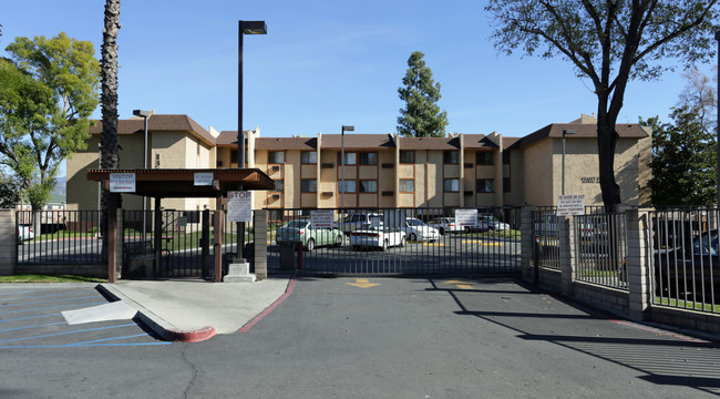 Beautiful Light Inn in San Bernardino, CA - Foto de edificio - Building Photo