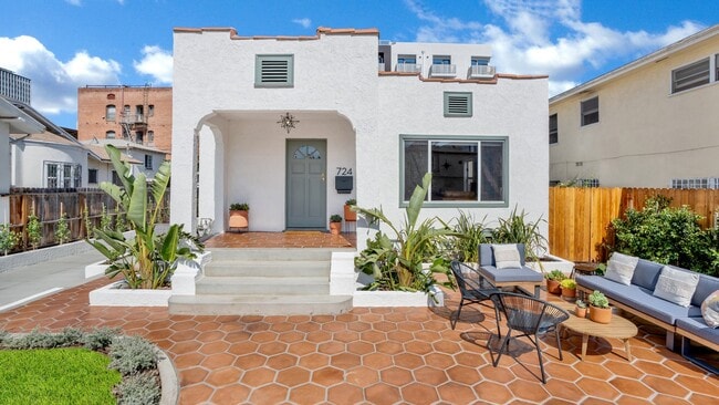 724 Gramercy Dr in Los Angeles, CA - Foto de edificio - Building Photo