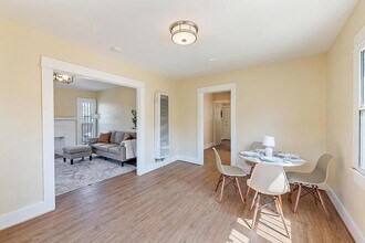 1321 E 48th St in Los Angeles, CA - Foto de edificio - Building Photo