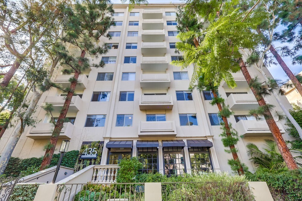 435 N Oakhurst Dr in Beverly Hills, CA - Foto de edificio