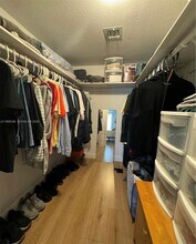 5201 Geneva Way, Unit 209 in Doral, FL - Foto de edificio - Building Photo