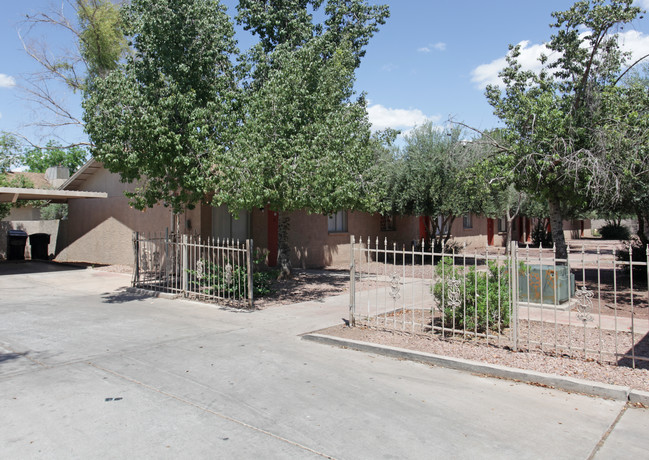 102 West 9th Place Apartments in Mesa, AZ - Building Photo - Building Photo